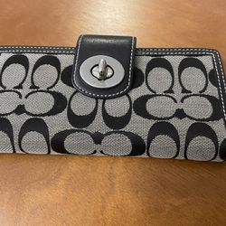 Coach Wallet With Signature Pattern
