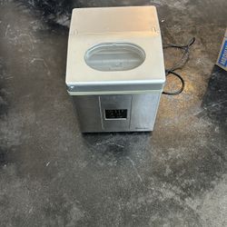 Magic Chef Ice Maker. Used But Still Good Quality. Or Best Offer