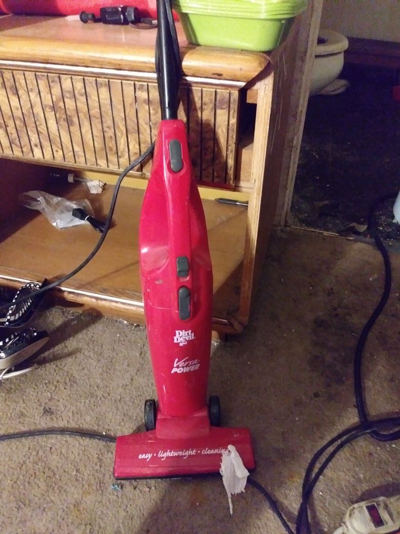 PENDING PICK UP: FREE Small Vacuum, Packing Cube, Green Plastic Containers *Please read description*