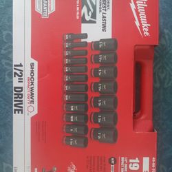 Milwaukee
SHOCKWAVE 1/2 in. Drive SAE 6 Point Impact Socket Set (19-Piece)