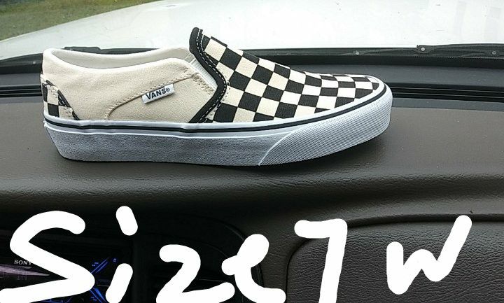 Brand New Vans size 7!!