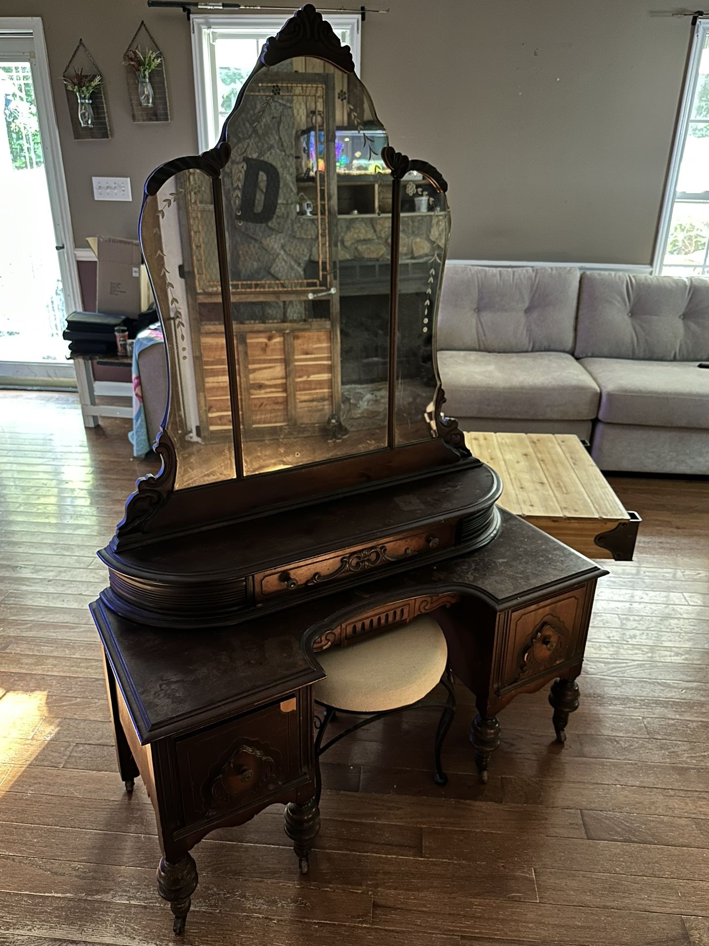 Thomasville outlet makeup vanity