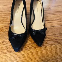 Anne Klein Size 9 Black Suede Heels With Bow Detail 