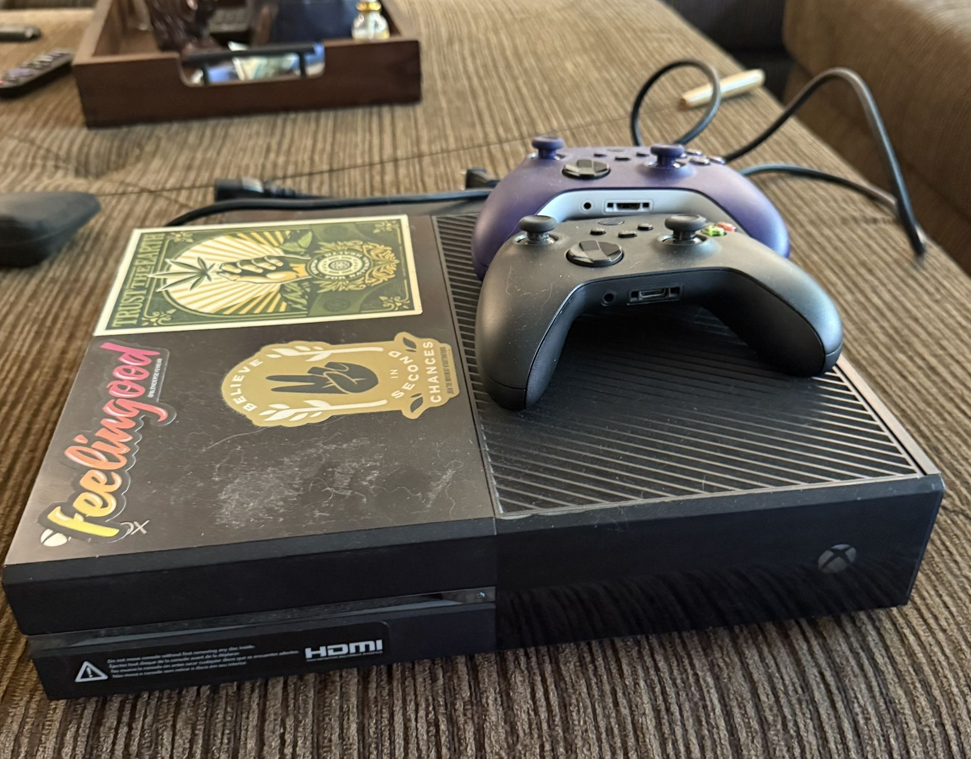 Xbox One + Crash Bandicoot + 2 Controllers