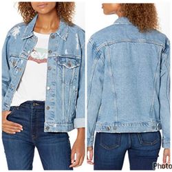 Large, womens Levi’s trucker denim jacket