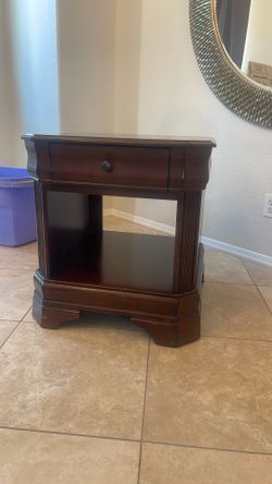 Set of 2 Solid Wood End Tables / Nightstands