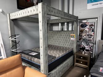Beautiful Queen canopy bed! 🛌❤️✨