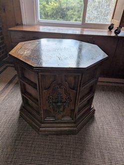 Wooden Octagon End Table w. Storage