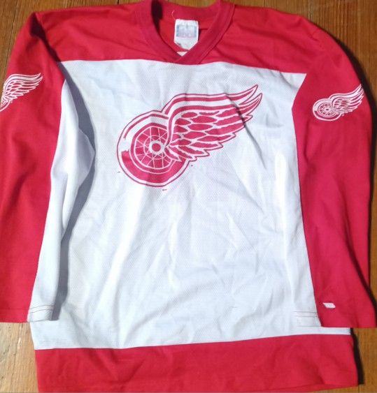 Detroit Redwings Jersey Size Medium Steve Yzerman Red White