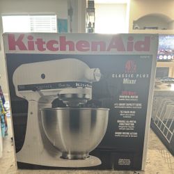 Kitchen Aid 4 1/2 Quart Mixer 