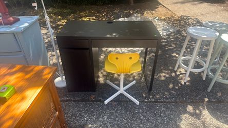 Desk brown 19.7in D x 41.4in W x 29.5 in H