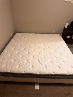 King Mattress – 12” Firm Hybrid – Excellent Condition