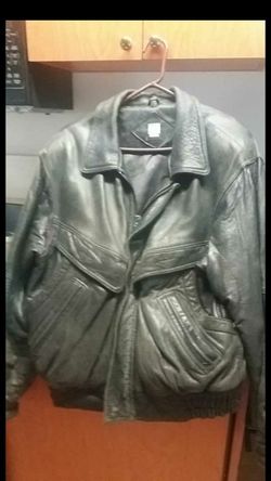 BLACK MENS GENUINE LEATHER JACKET IN LARGE.