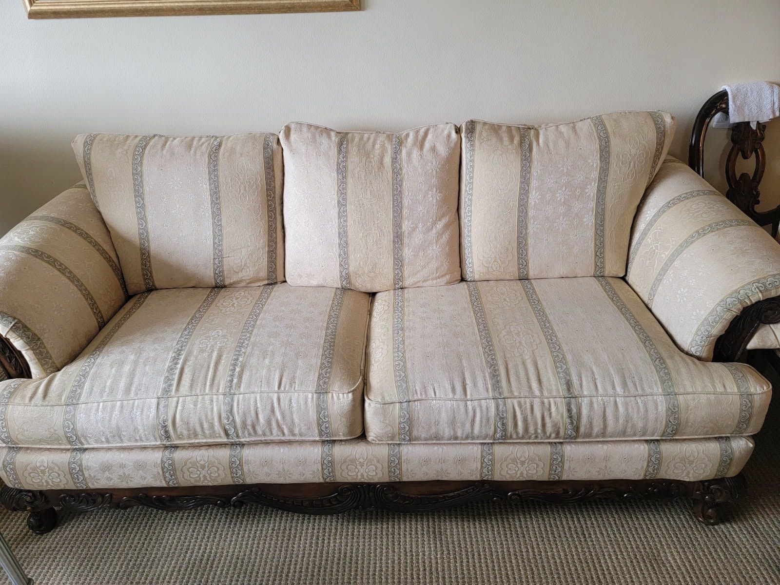 Elegant Stripped Sofa In Excellent Condition