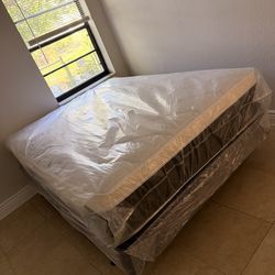 Queen mattress pillow top set with box spring (2pc - new)