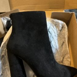 Black Heeled Boots 