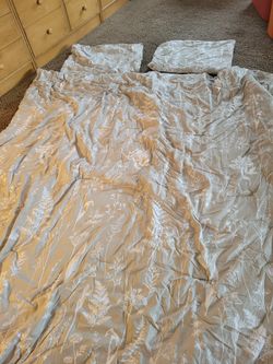 Pretty Queen Sized Comforter 