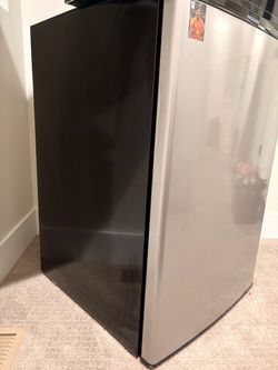 Mini fridge with freezer