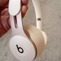 Beats Solo Pros Look like new.