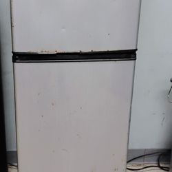 Refrigerator/Freezer Magic Chef model MCBR402S