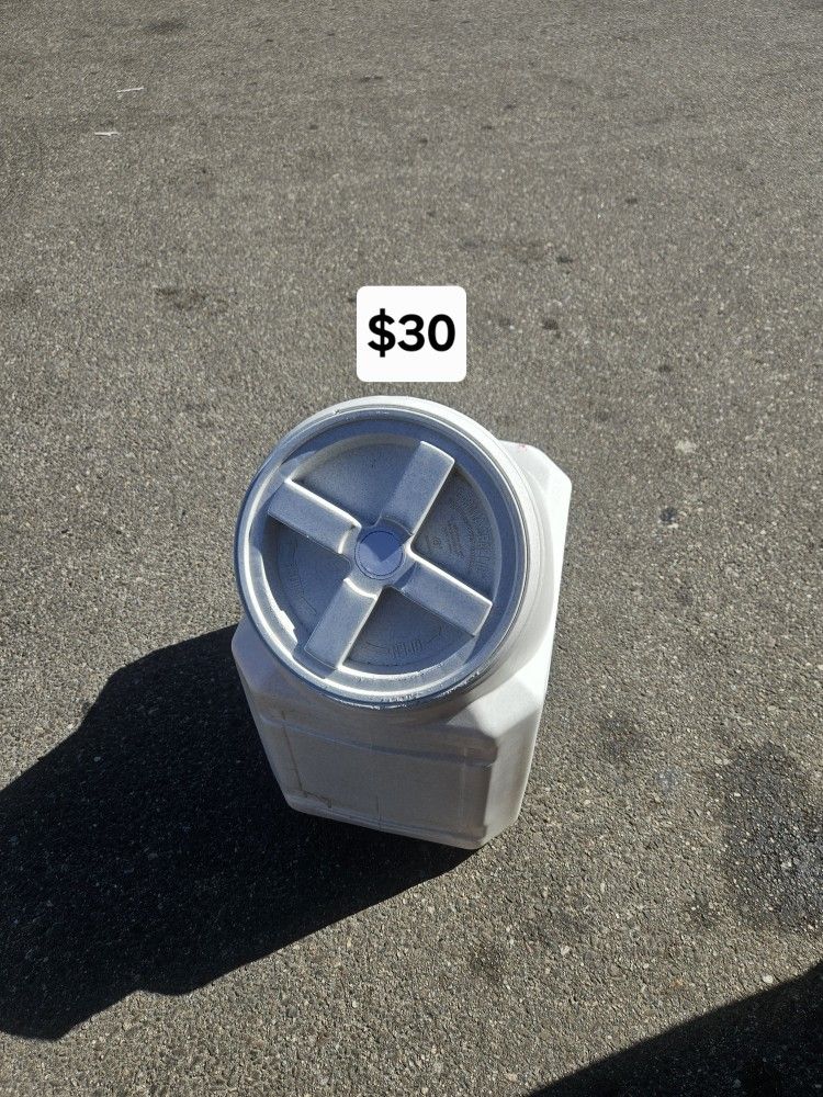 Pet Food Container Holds Over 50 Lbs