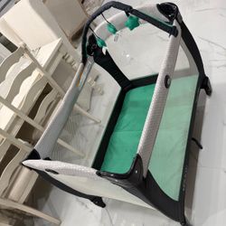 Graco Playpen With Accesorios And Storage Bag 