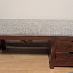 Banco rústico de madera y tela, patas de madera maciza, asiento acolchado suave en color azul, ideal para comedor y entrada.