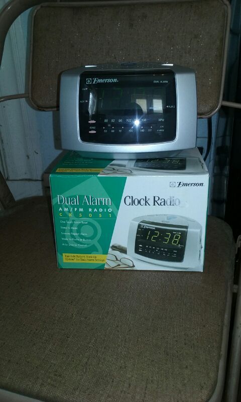 Dual alarm clock radio
