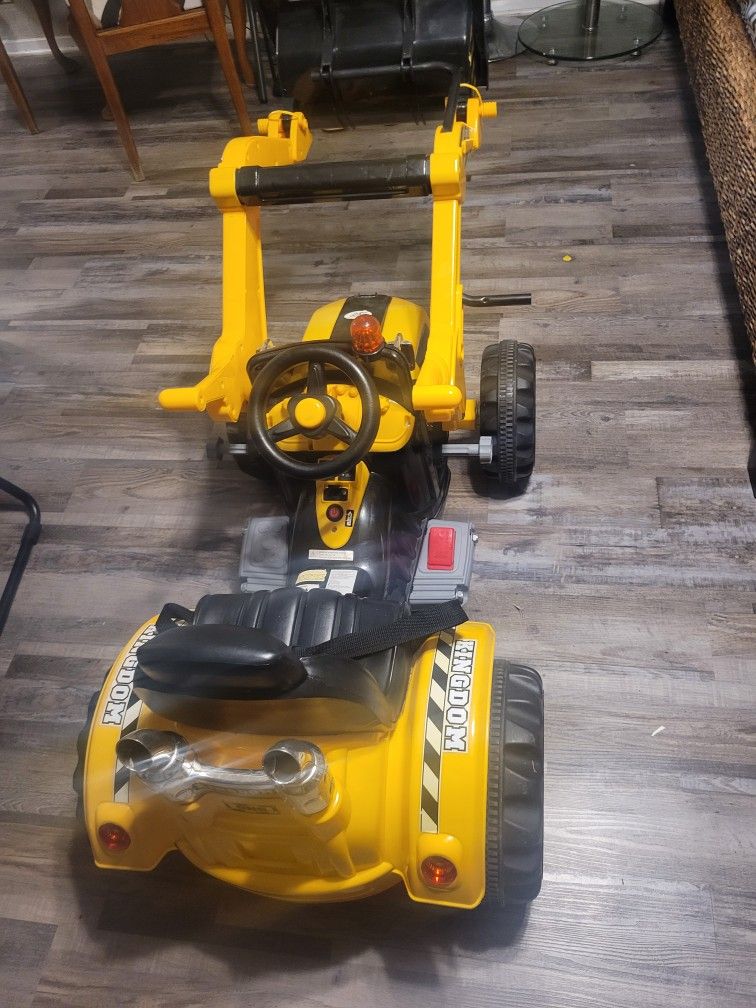 mini excavadora para niño de bateria funciona muy bien la pueden calar siquieren sin compromiso esta cargado pero el cargador nolo tengo