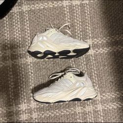 Yeezy boost 700 analog