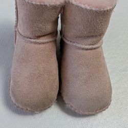 Ugg Infant booties, 
pink color, good condition. Size S