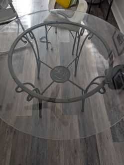 Title: Round Glass Cafe/Bistro Table with 4 Chairs