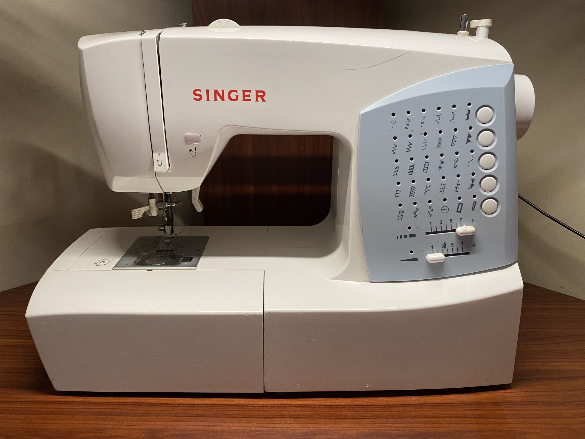 Singer Sewing Machine 7422
