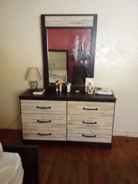 Dresser With Mirror. 6 Dresser draws.