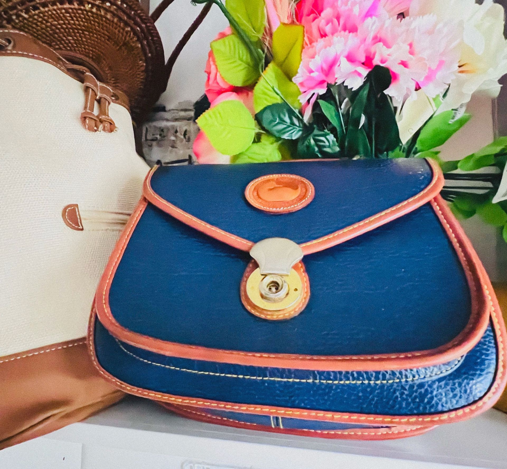 π Vintage Dooney & Bourke Pebbled Leather Crossbody β Navy & Tan β Classic Look