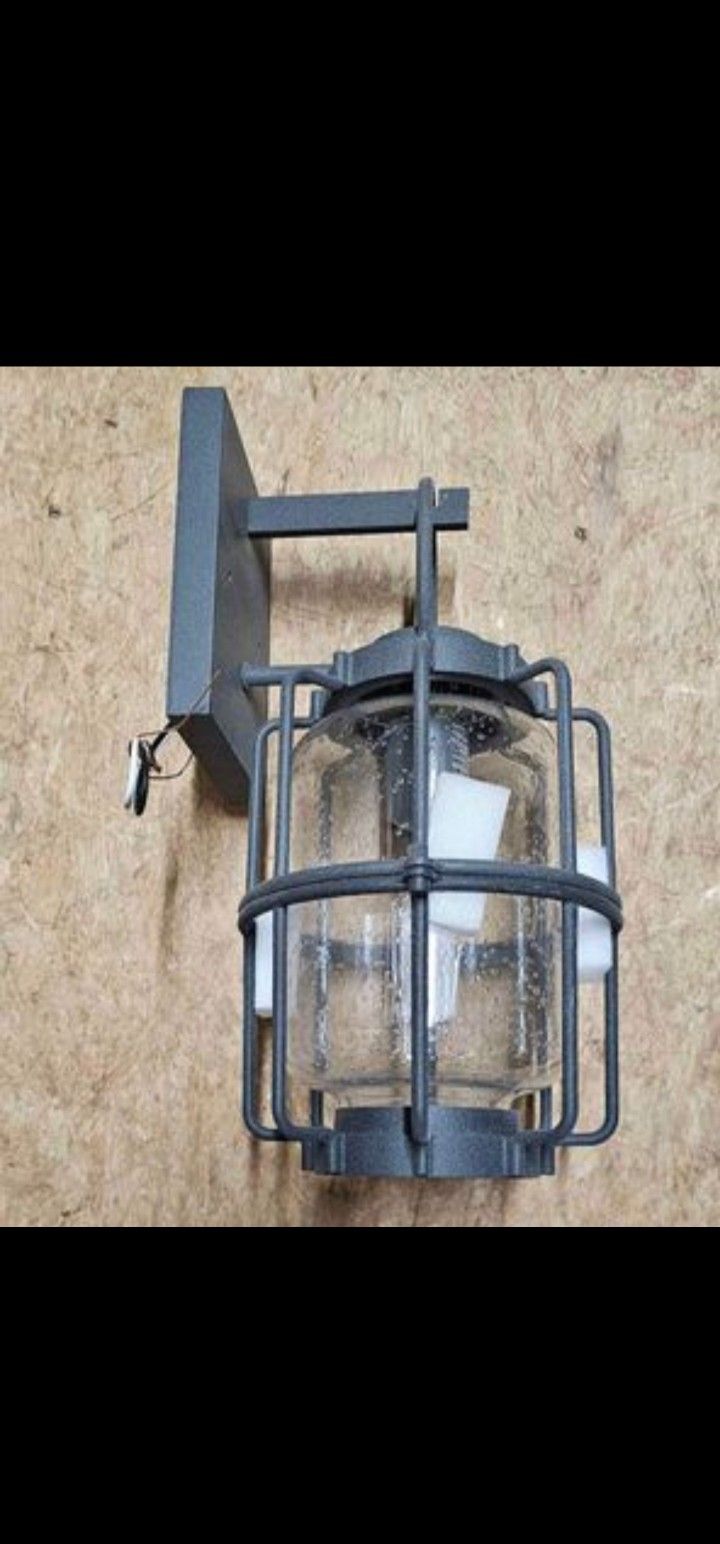 OUTDOOR LIGHT FIXTURE
