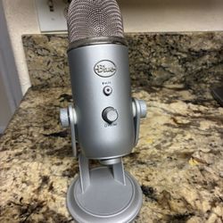 Blue Yeti Professional Multi-Pattern USB Condenser Microphone 