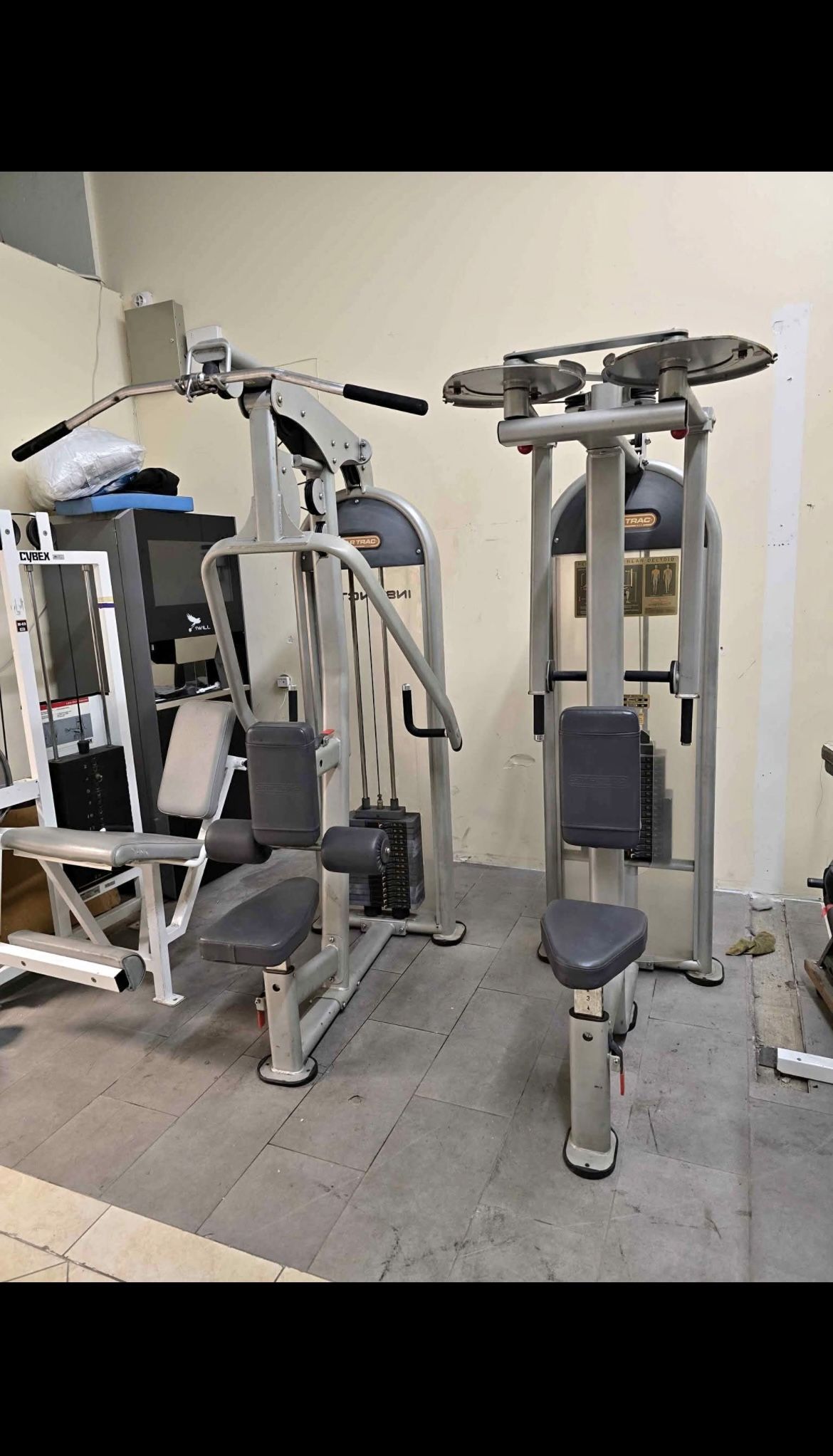 Star Trac Pec Fly & Rear Delt / Lat Pull Down / Row Commercial Gym Equipment Machine