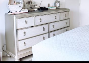 Elegant Silver Bedroom Set – Queen Size – Excellent Condition
