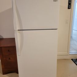 Whirlpool - 18.2 Cu.
Ft. Top-Freezer
Refrigerator - White