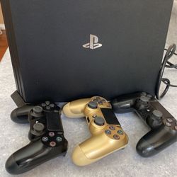PS4 Pro 1TB + 3 Controllers