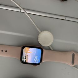 Apple Watch S4 40G Comes With Band And Charg $295