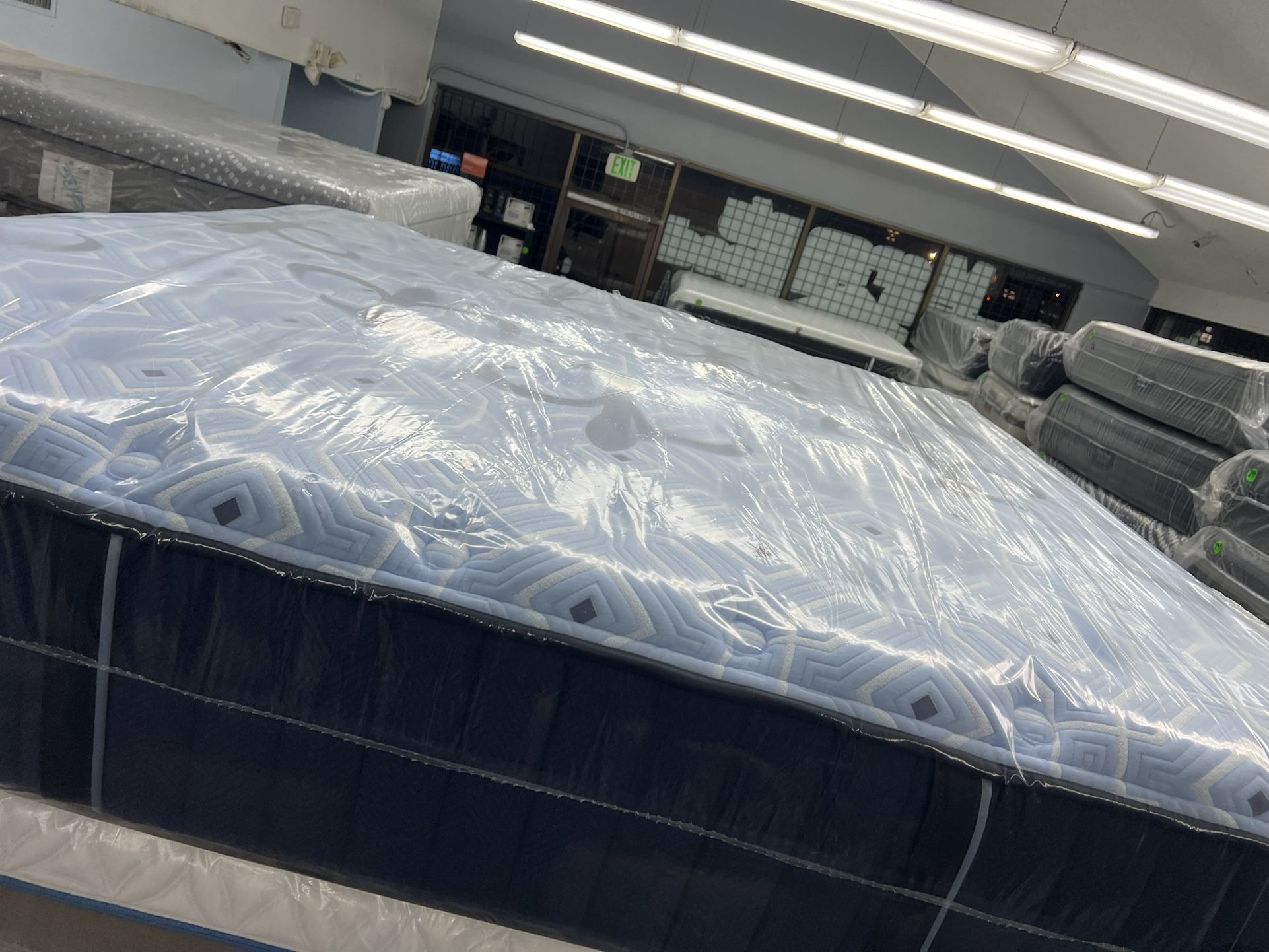 KING SIZE STEARNS & FOSTER ESTATE (SOFT) MATTRESS & BOX SPRINGS BED SET