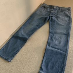 Slim-fit blue Jeans.