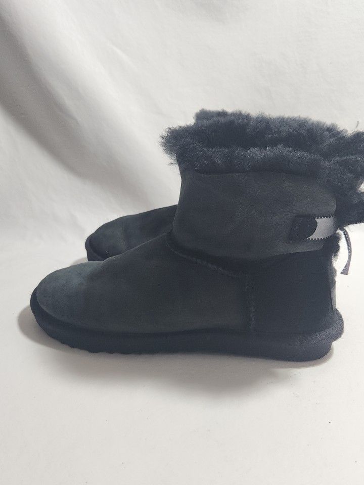 UGG Womans Mini Bailey Bow II Black Winter Boot US Size 8 Very Nice