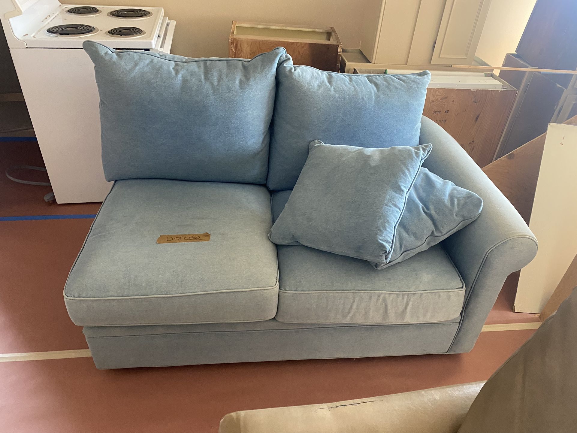 Free Sofa (ITS AVAILABLE IF YOU STILL SEE IT)