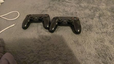 2 ps4 controllers 