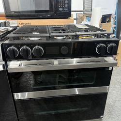 Samsung Bespoke Slide-In  Fuel Convection Range with Flex Duo Convertible Double Oven 