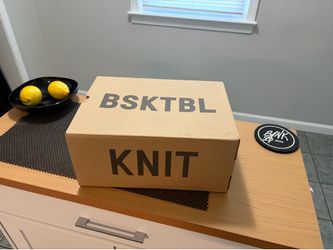 Yeezy Basketball Knit - size 10 (never worn)