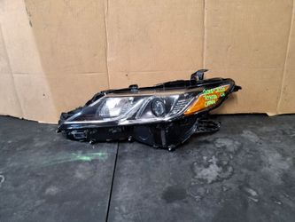 2018-2019-2020 TOYOTA CAMRY LEFT SIDE HEADLIGHT OEM USED #11897
